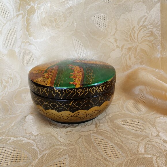 Hanoi Daewoo Vietnam wooden covered bowl. Painted scene, Gold embellished side. - Picture 7 of 11
